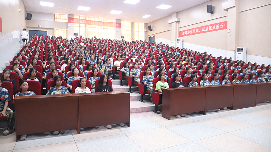 時(shí)光不語，靜待花開——懷化市新晃恒雅高級(jí)中學(xué)舉辦女生青春期健康教育講座